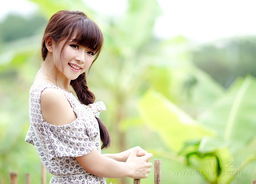 戶外青春美少女