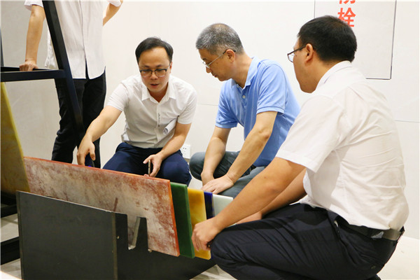 晶剛玉研發(fā)總負責人及團隊與專家們交流產品技術 (2).jpg